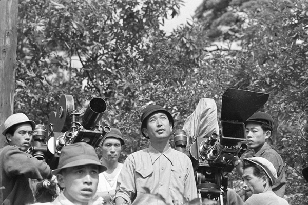 akira-kurosawa-on-the-set-of-seven-samurai-02.jpg